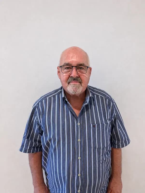 Harald, SONEO Hörpartner, trägt ein Knochenleitungssystem mit SAMBA 2 Audioprozessor