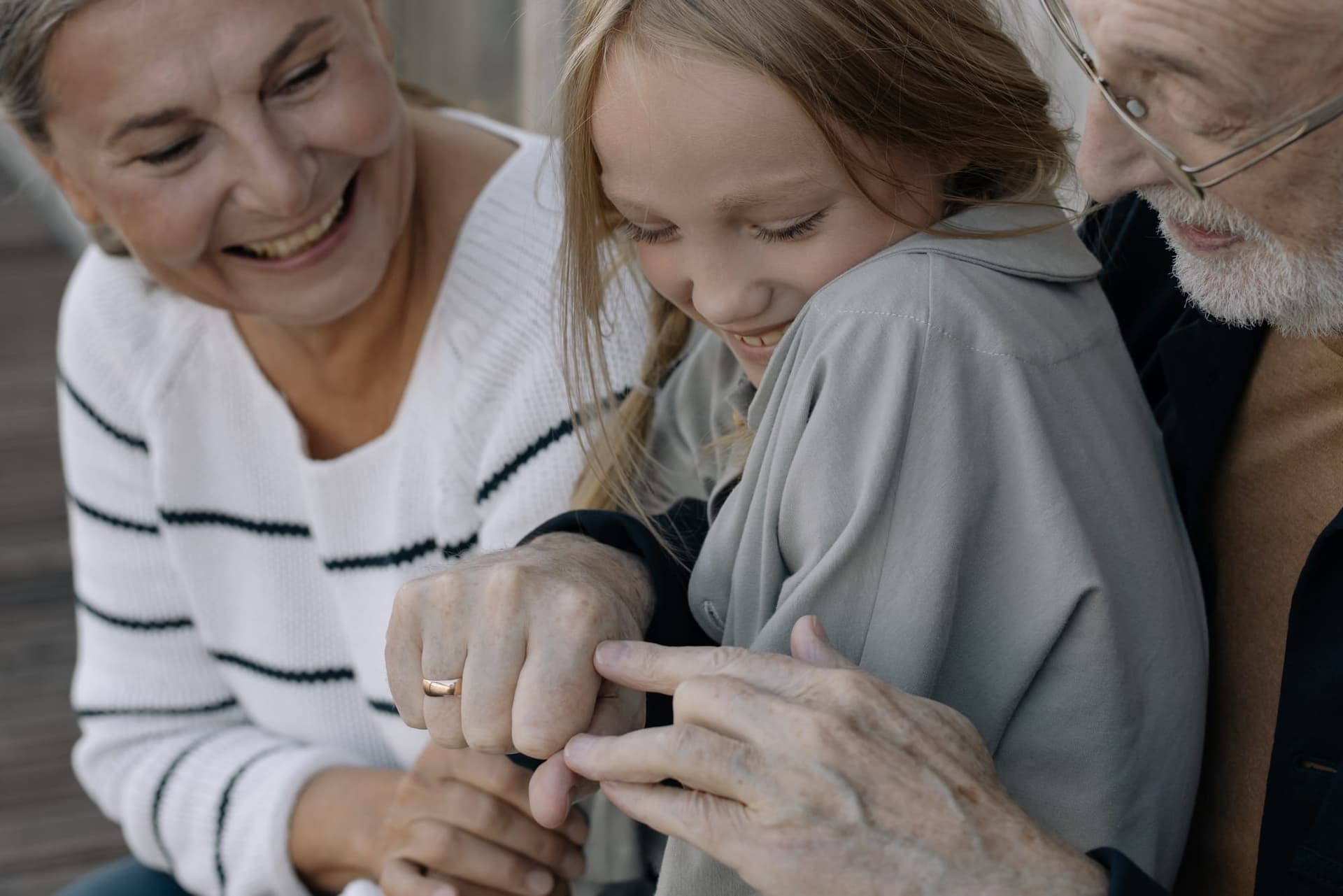 Großeltern und Enkelkind genießen einen unbeschwerten Moment – besseres Hören mit SONEO Hörgeräte